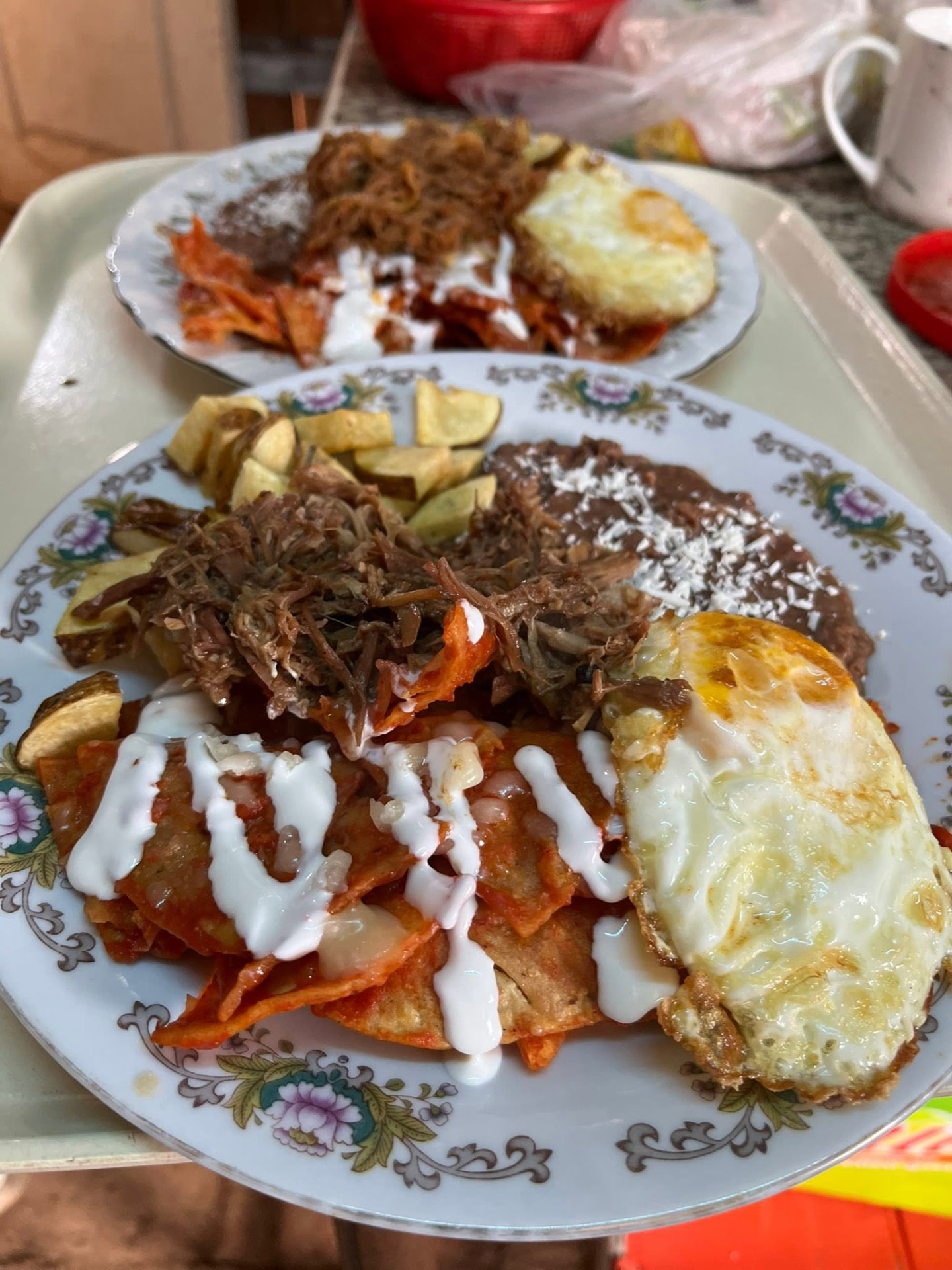 Chilaquiles con barbacoa y huevo